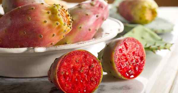 Wie man stachelige Birnen (Opuntia) Frucht erntet