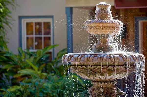 Dodaj funkcję wody do swojego ogrodu 23 naszych ulubionych fontann na świeżym powietrzu